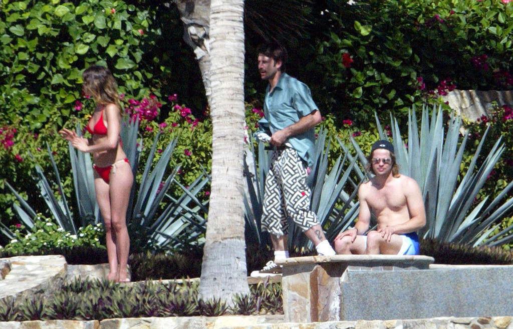 16P Jennifer Aniston exposing her fucking sexy body and hot ass in bikini