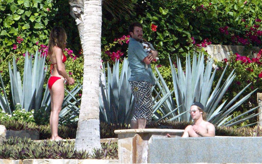 16P Jennifer Aniston exposing her fucking sexy body and hot ass in bikini