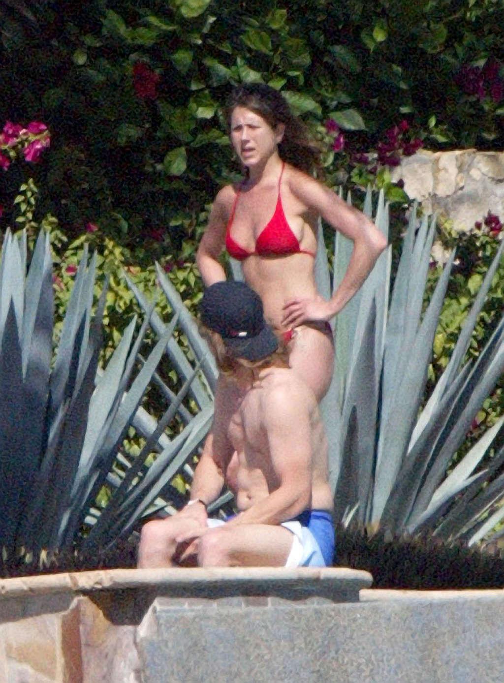 16P Jennifer Aniston exposing her fucking sexy body and hot ass in bikini
