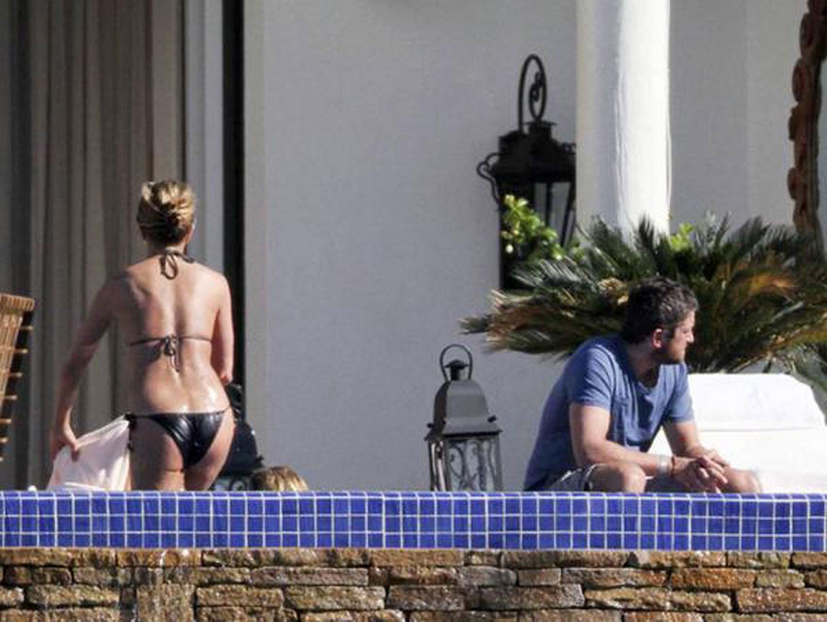 16P Jennifer Aniston exposing her sexy body and hot ass in bikini