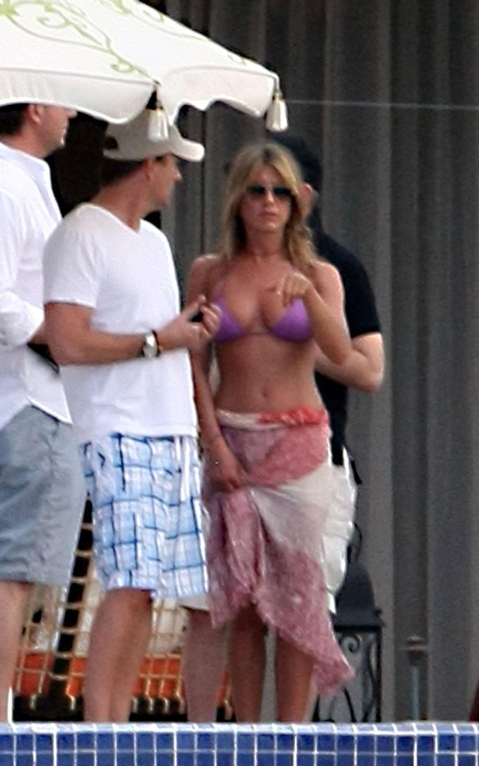 16P Jennifer Aniston exposing her sexy body and hot ass in bikini