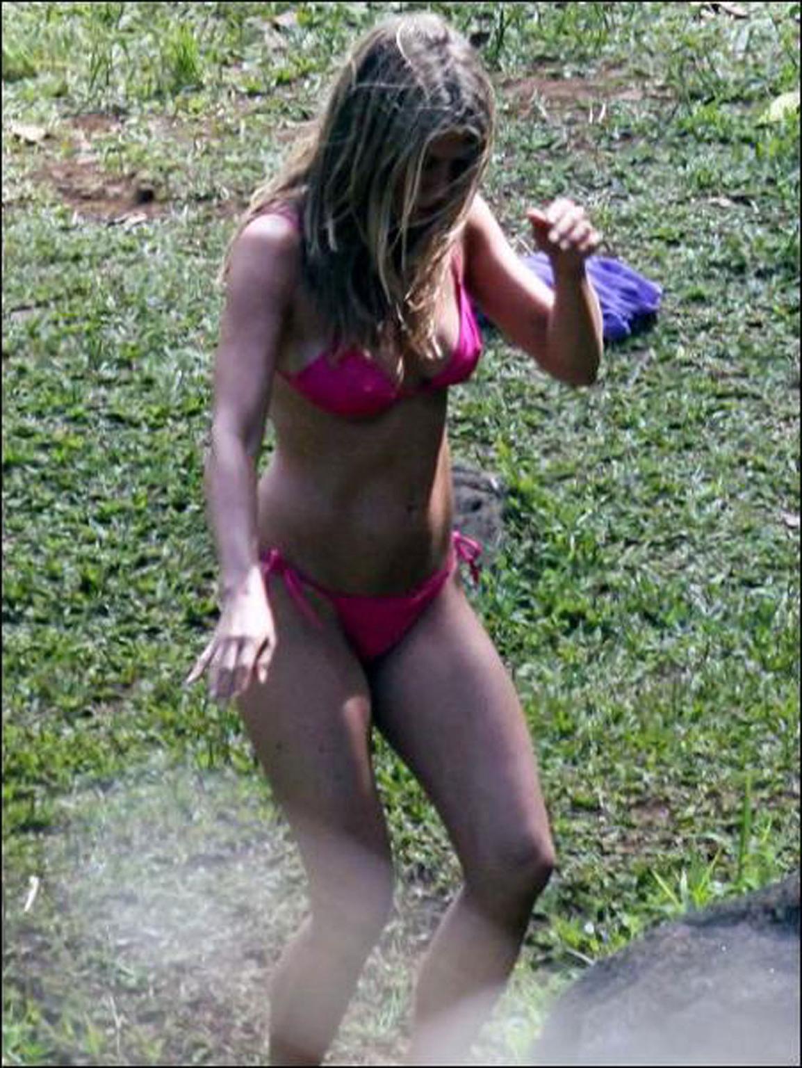 16P Jennifer Aniston exposing her sexy body and hot ass in bikini