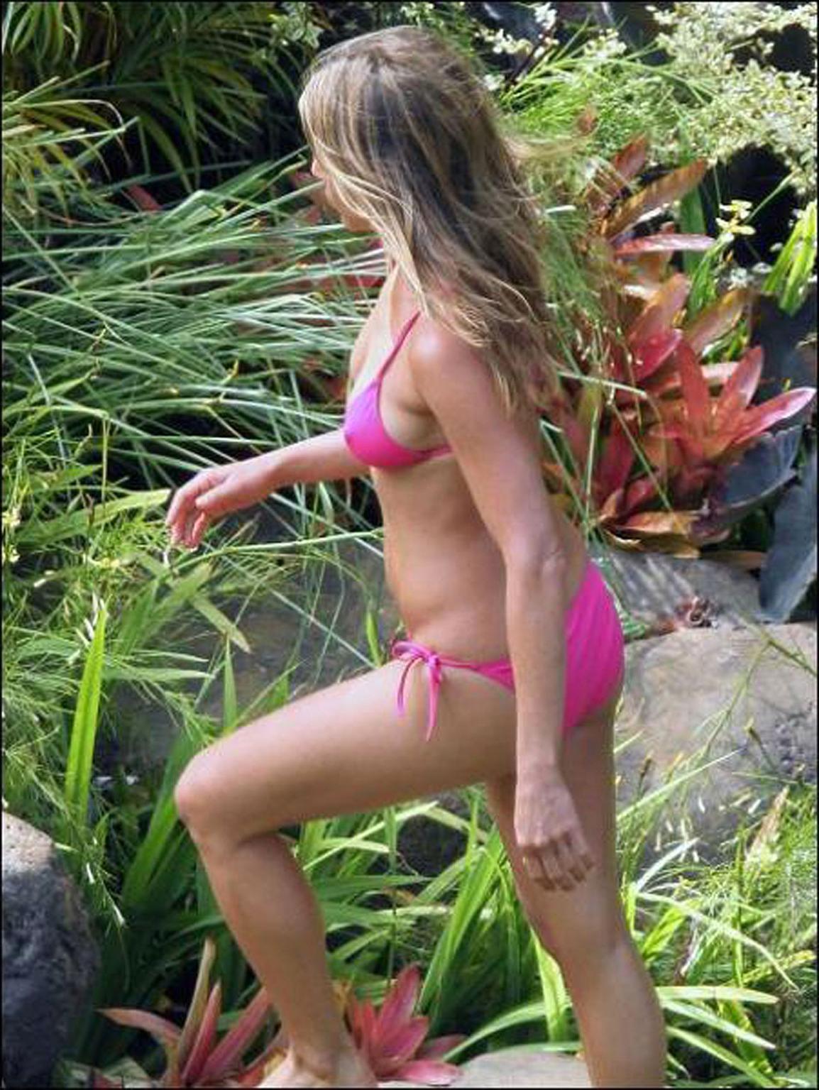 16P Jennifer Aniston exposing her sexy body and hot ass in bikini