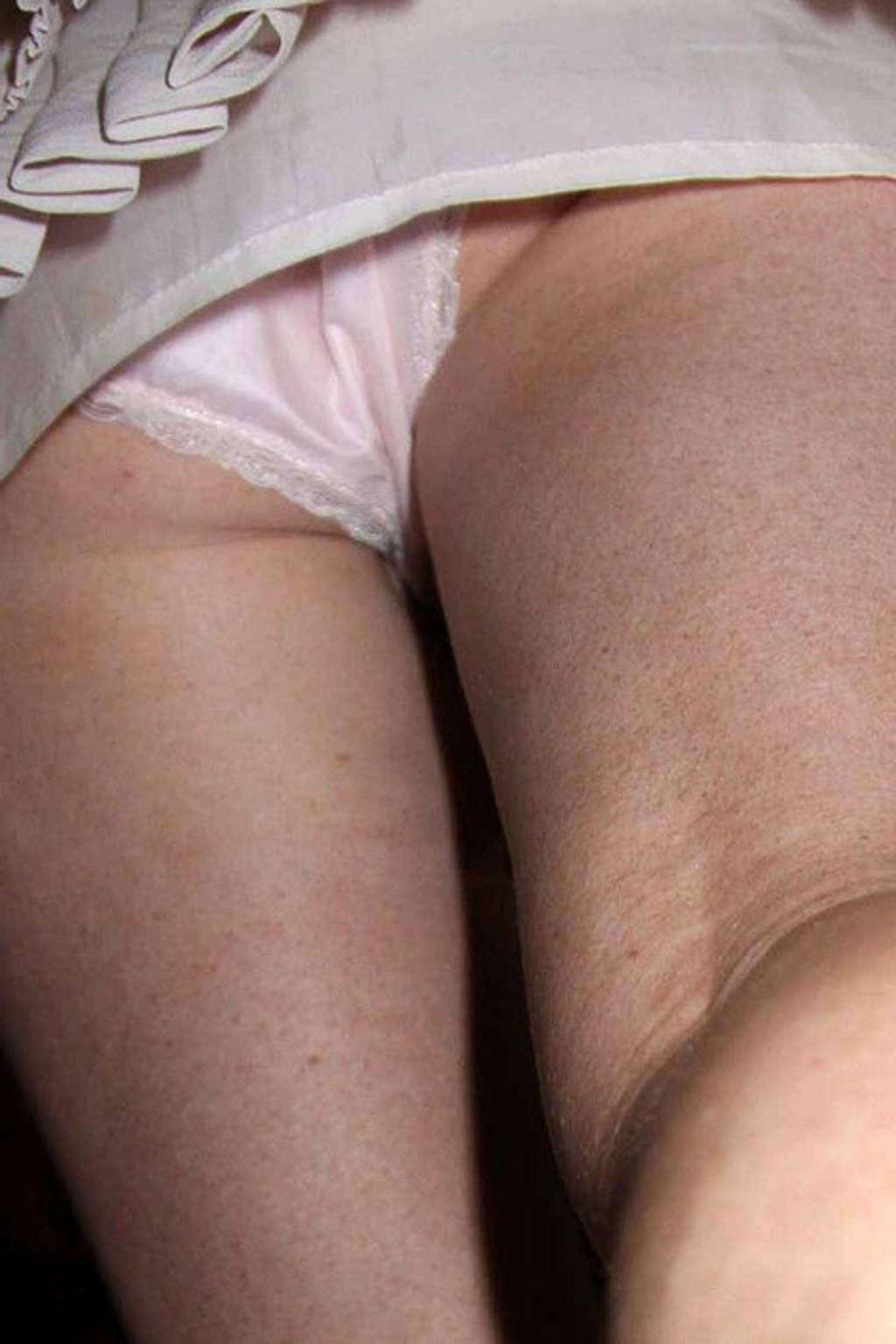16P Lindsay Lohan very sexy and hot paparazzi upskirt photos