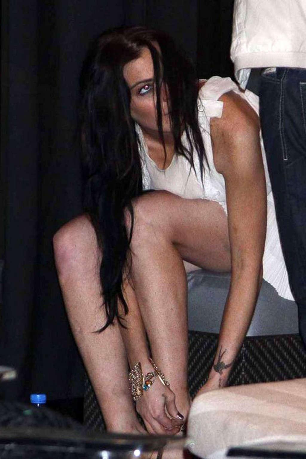 16P Lindsay Lohan very sexy and hot paparazzi upskirt photos