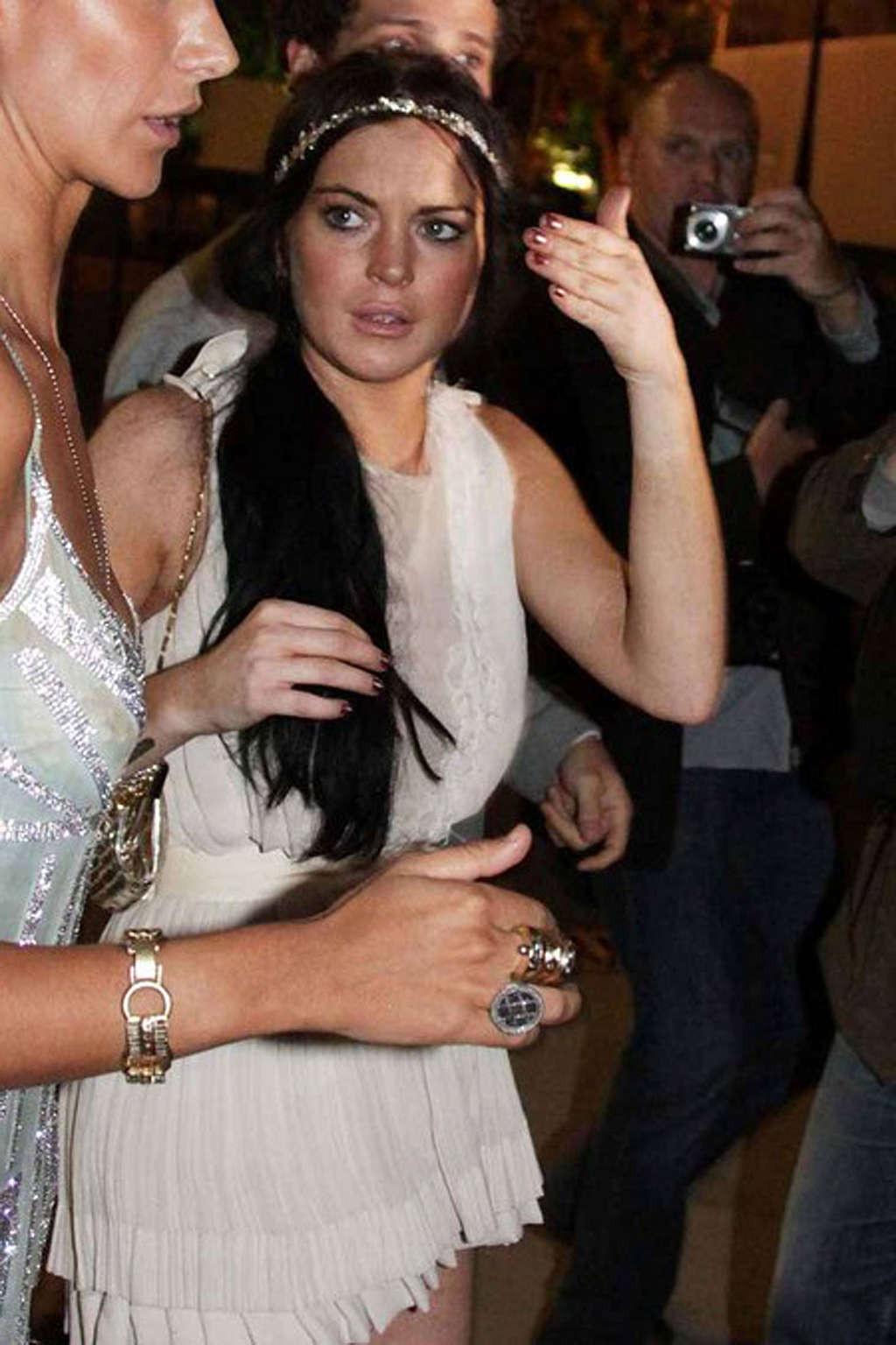 16P Lindsay Lohan very sexy and hot paparazzi upskirt photos
