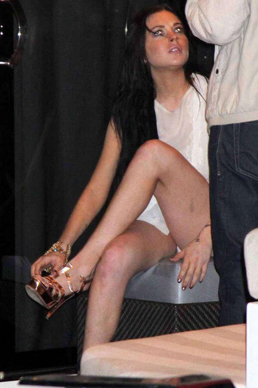 16P Lindsay Lohan very sexy and hot paparazzi upskirt photos