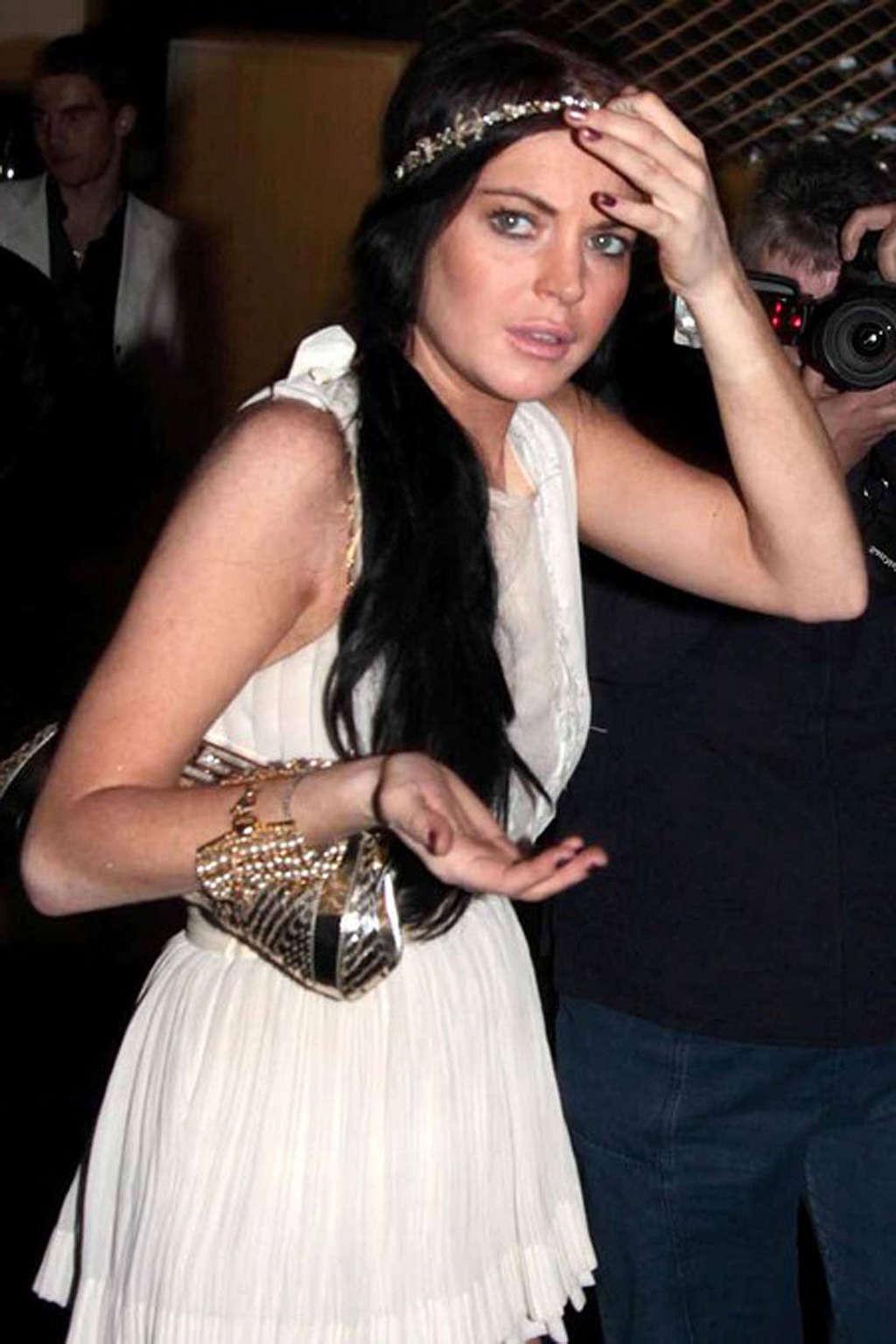 16P Lindsay Lohan very sexy and hot paparazzi upskirt photos
