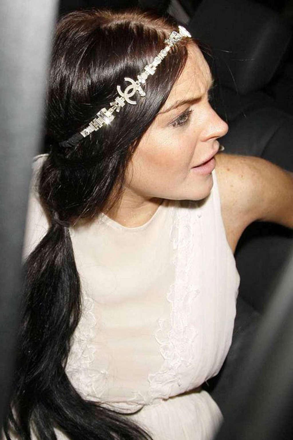 16P Lindsay Lohan very sexy and hot paparazzi upskirt photos