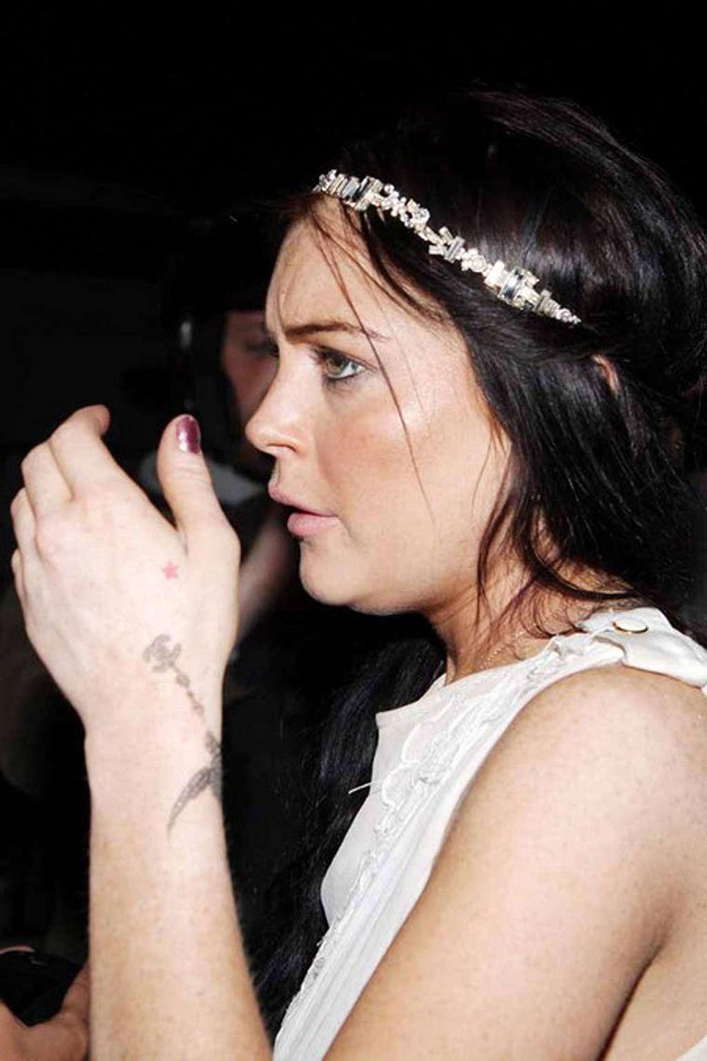 16P Lindsay Lohan very sexy and hot paparazzi upskirt photos