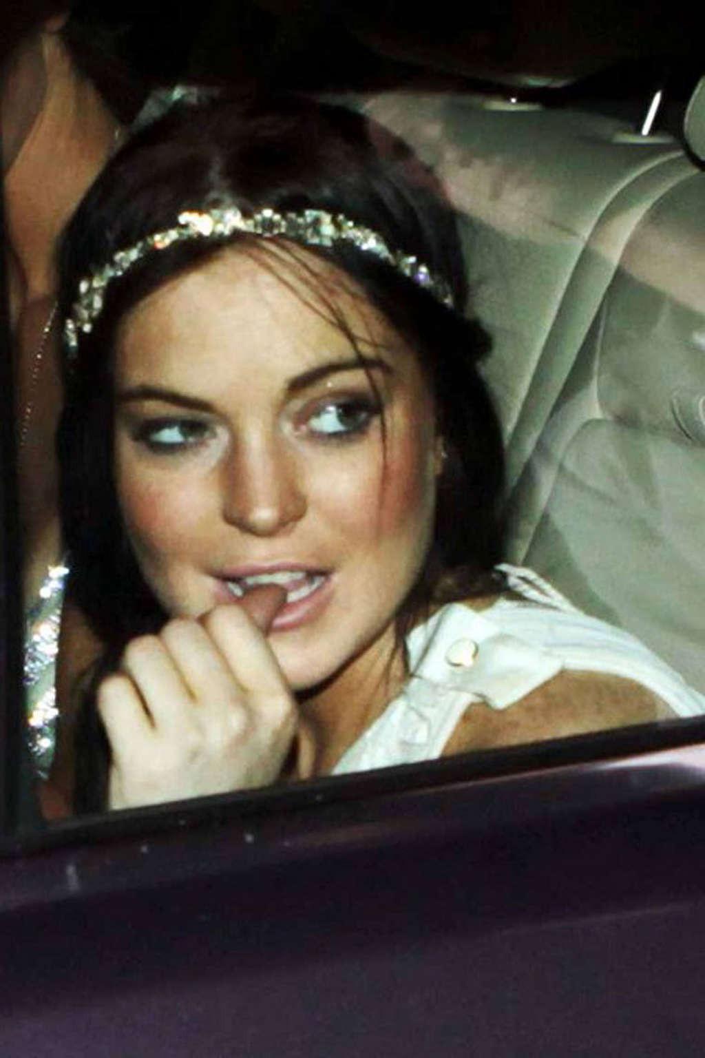 16P Lindsay Lohan very sexy and hot paparazzi upskirt photos
