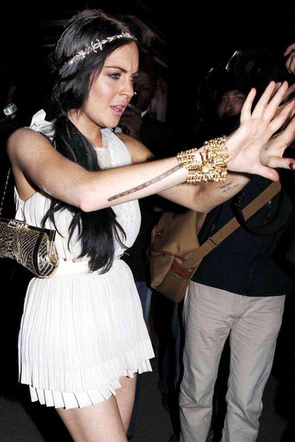16P Lindsay Lohan very sexy and hot paparazzi upskirt photos