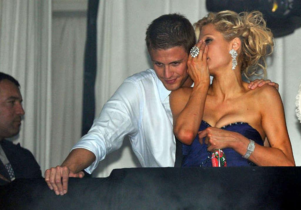 16P Paris Hilton very sexy and hot paparazzi upskirt photos