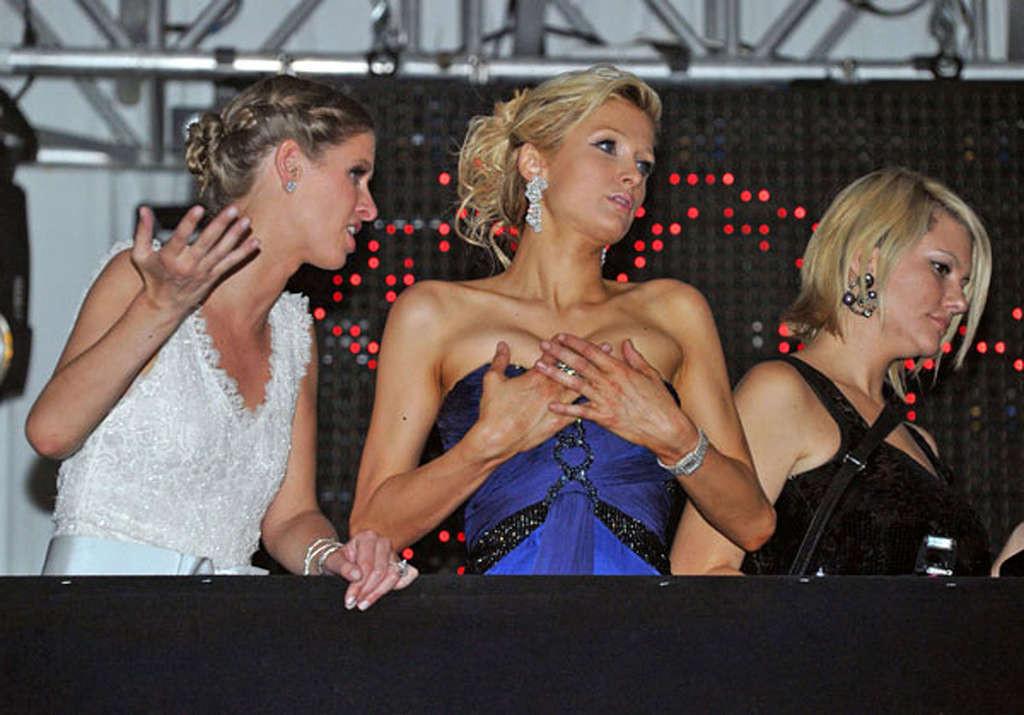 16P Paris Hilton very sexy and hot paparazzi upskirt photos