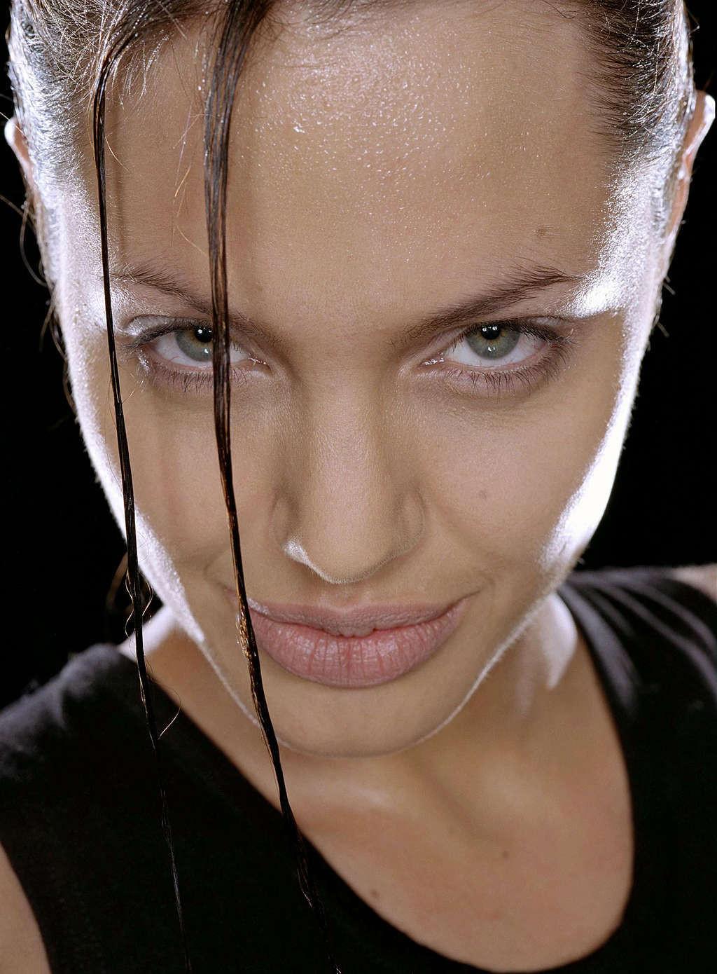 16P Angelina Jolie look sexy like Lara Croft and showing tits