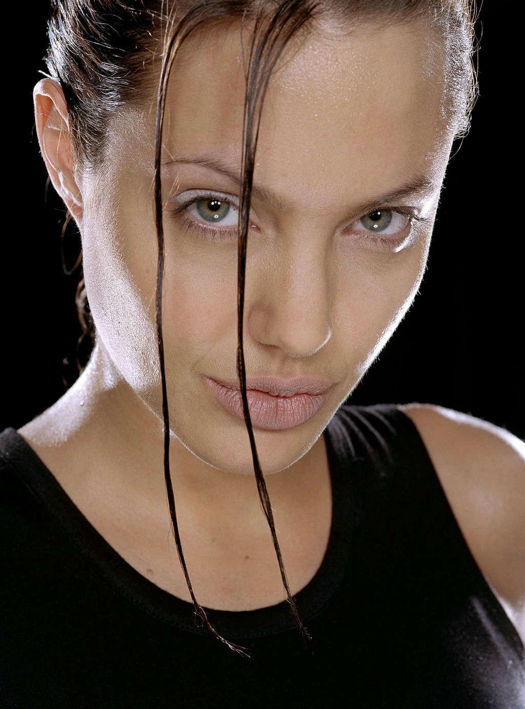 16P Angelina Jolie look sexy like Lara Croft and showing tits