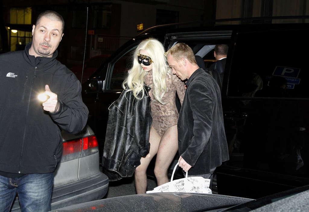 16P Lady Gaga show pussy in see thru panties and in stockings