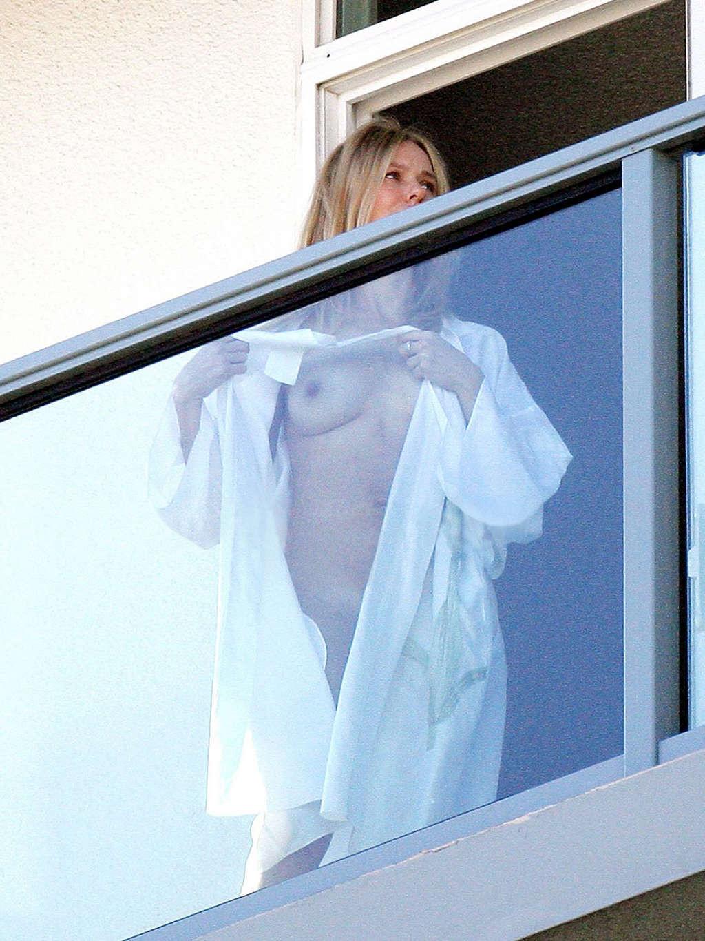 10P Naomi Watts exposing her nice big tits and pussy to paparazzi and posing in biki
