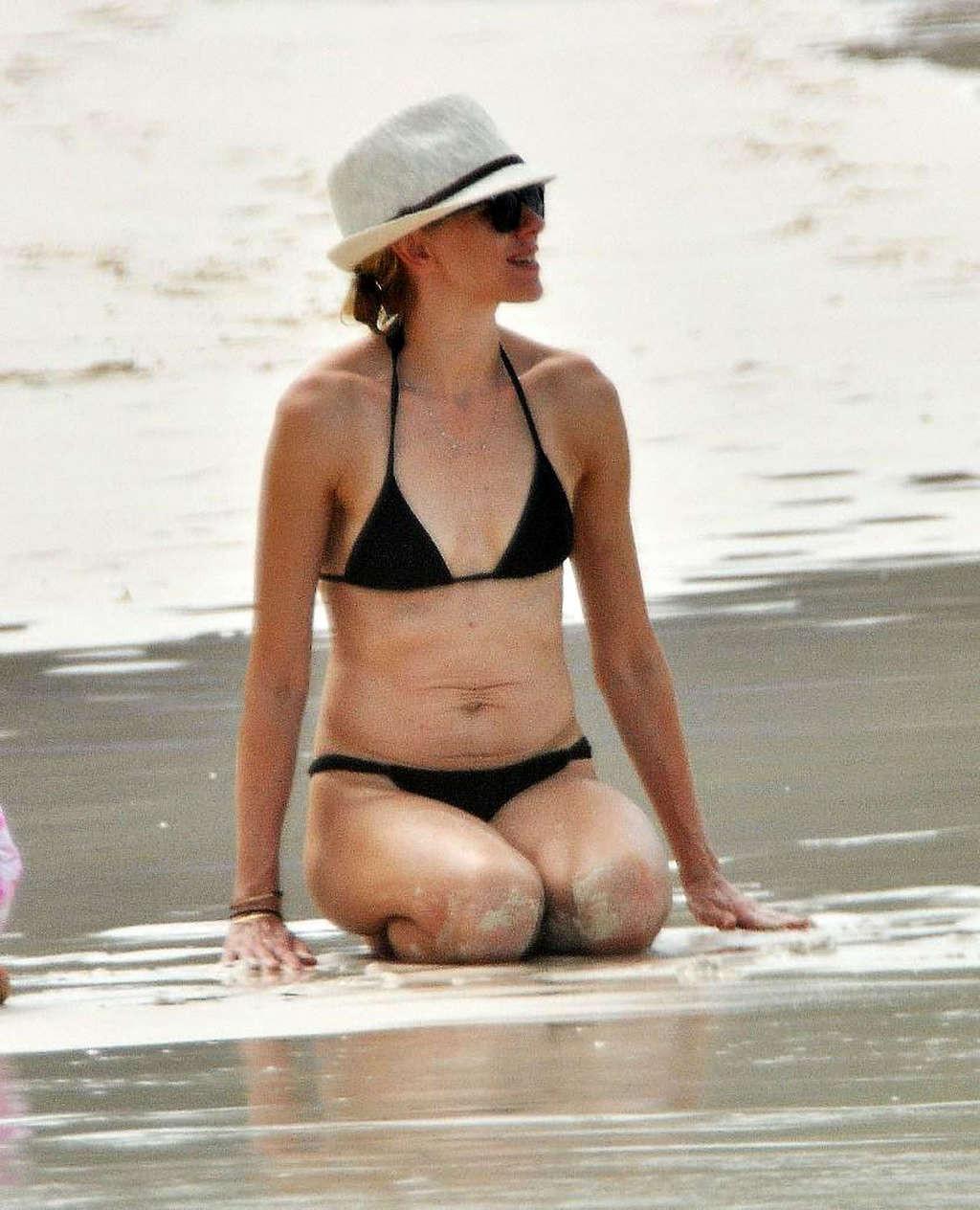 10P Naomi Watts exposing her nice big tits and pussy to paparazzi and posing in biki