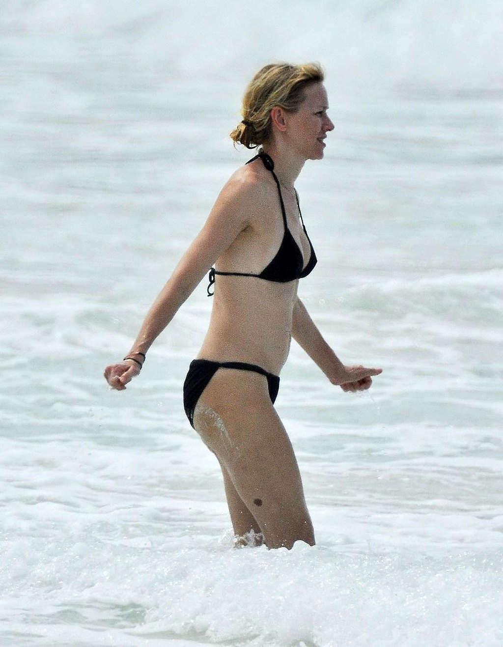 10P Naomi Watts exposing her nice big tits and pussy to paparazzi and posing in biki
