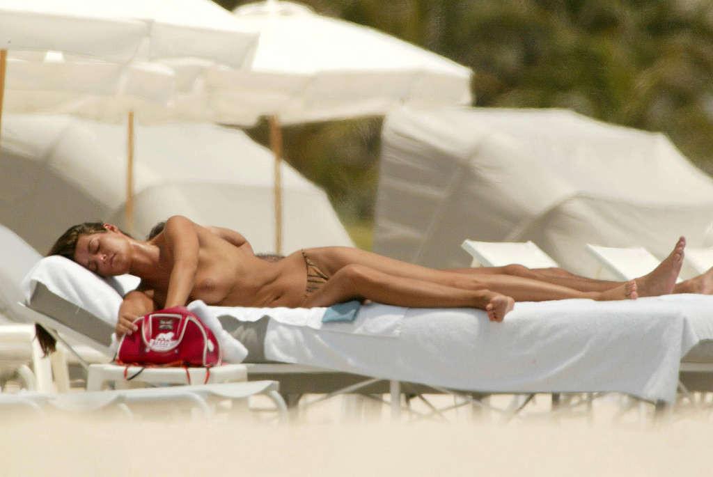10P Manuela Arcuri exposing her nice big tits on beach paparazzi shoots
