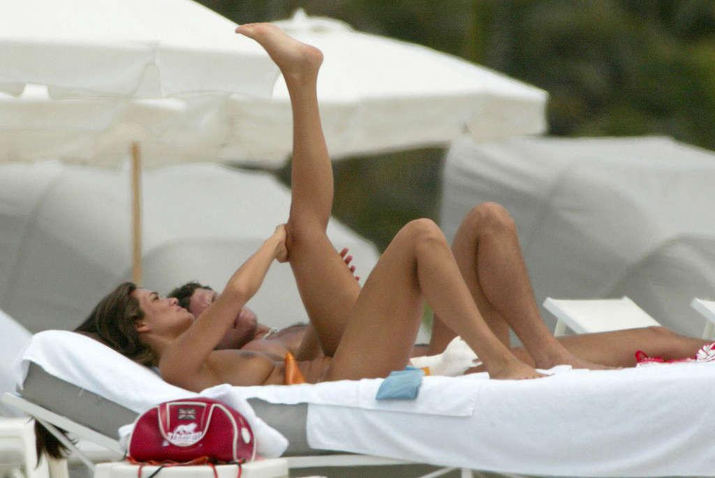 10P Manuela Arcuri exposing her nice big tits on beach paparazzi shoots