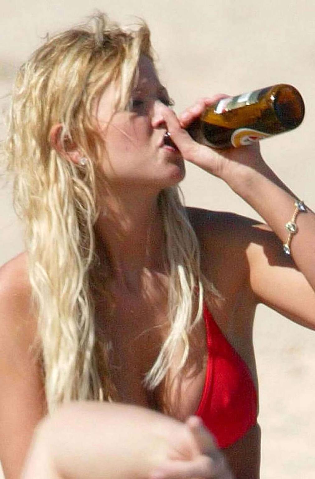 16P Tara Reid exposing her sexy body and huge tits in bikini on beach