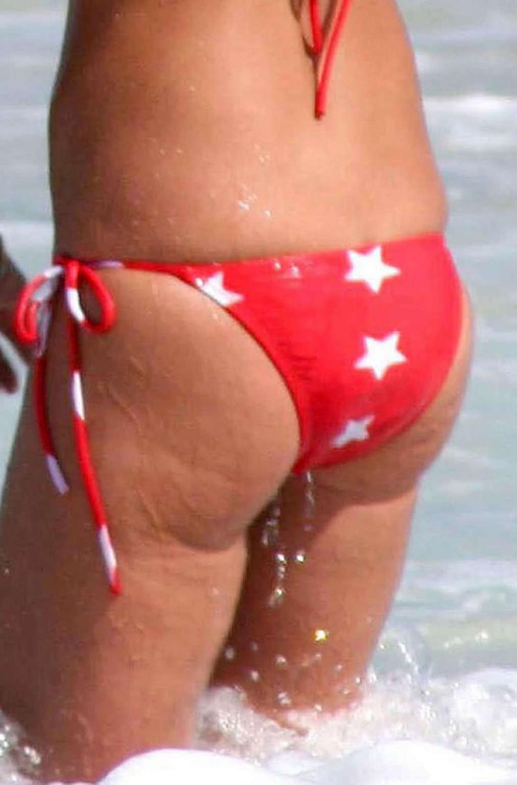 16P Tara Reid exposing her sexy body and huge tits in bikini on beach