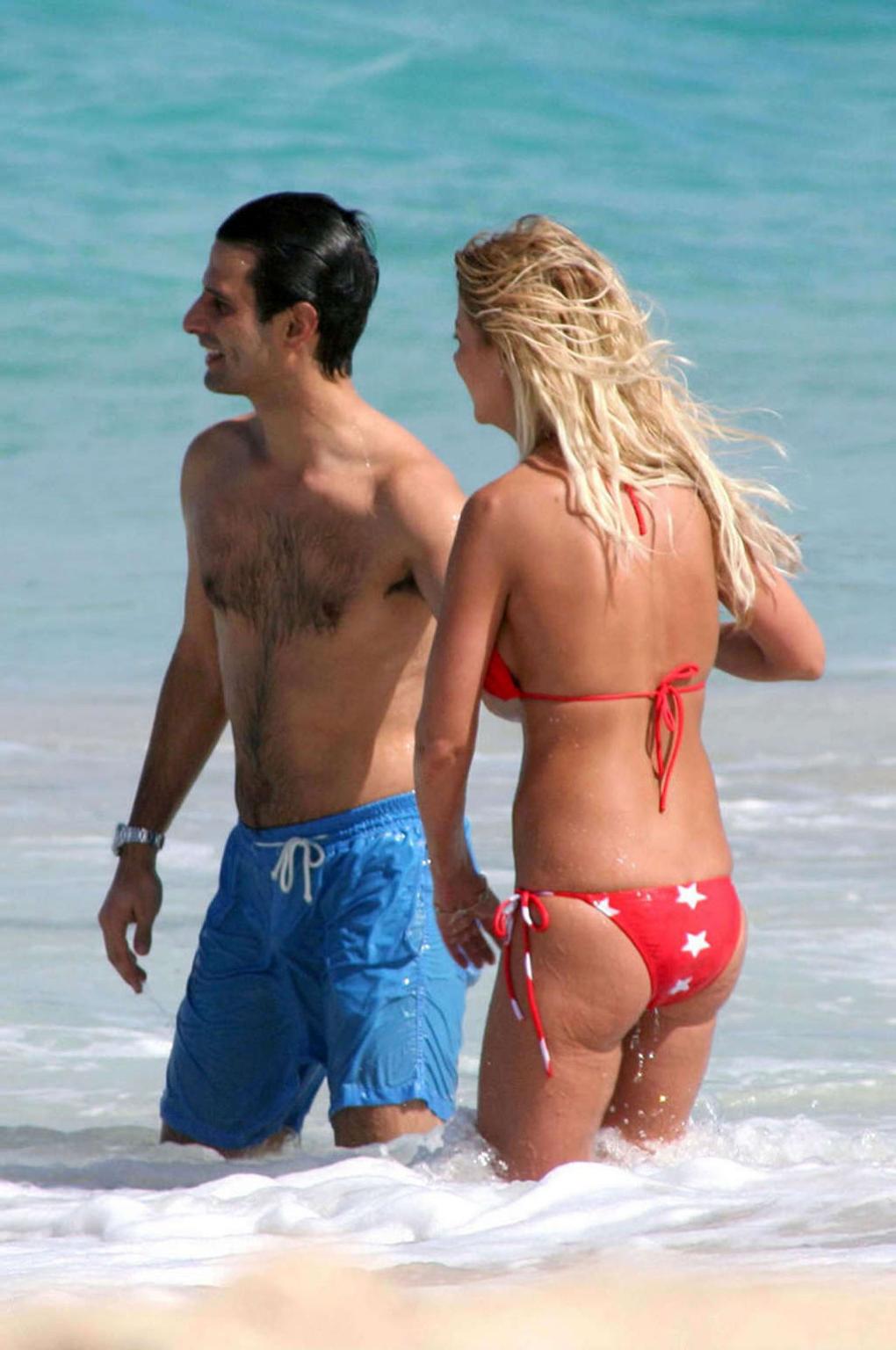 16P Tara Reid exposing her sexy body and huge tits in bikini on beach