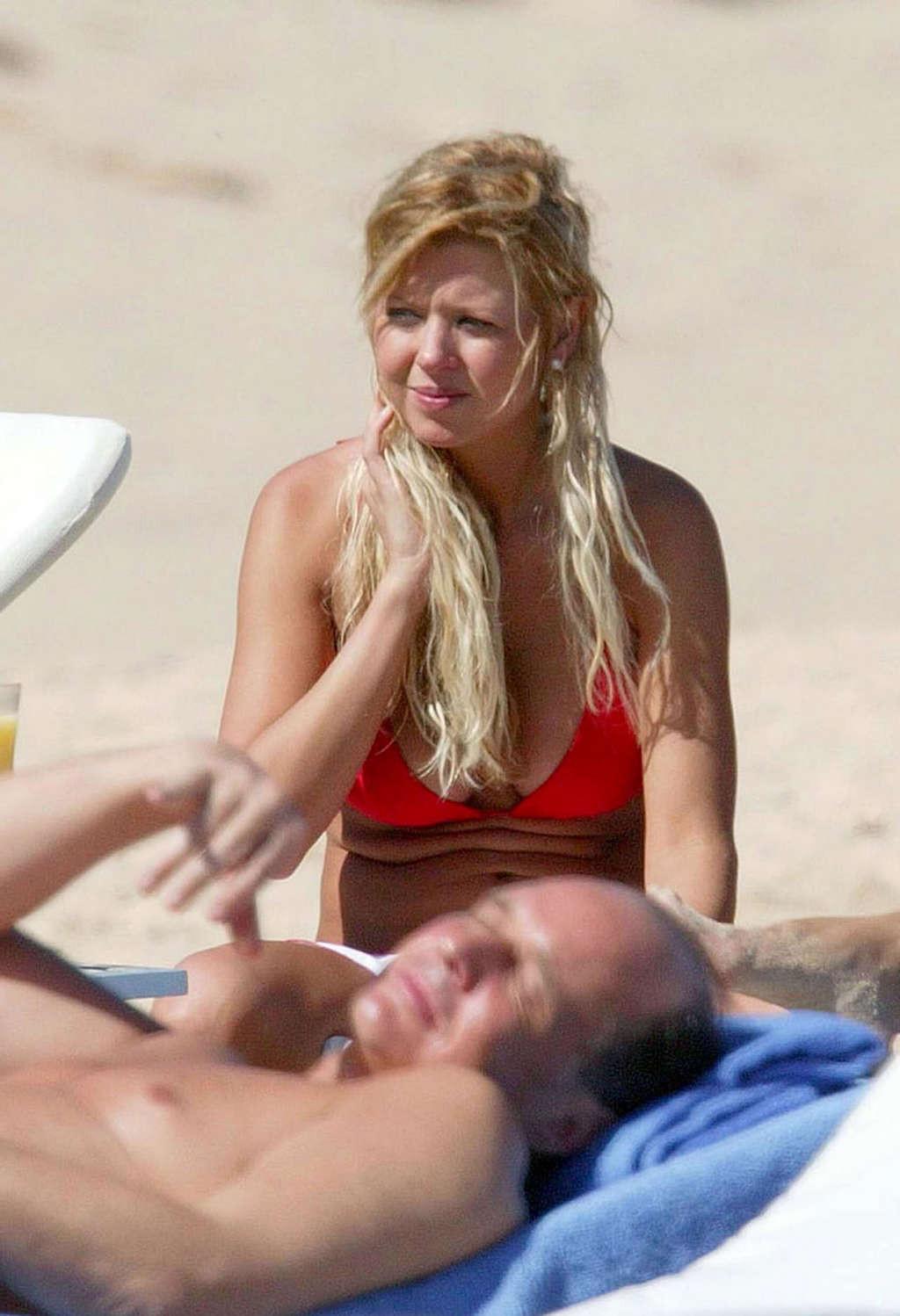 16P Tara Reid exposing her sexy body and huge tits in bikini on beach