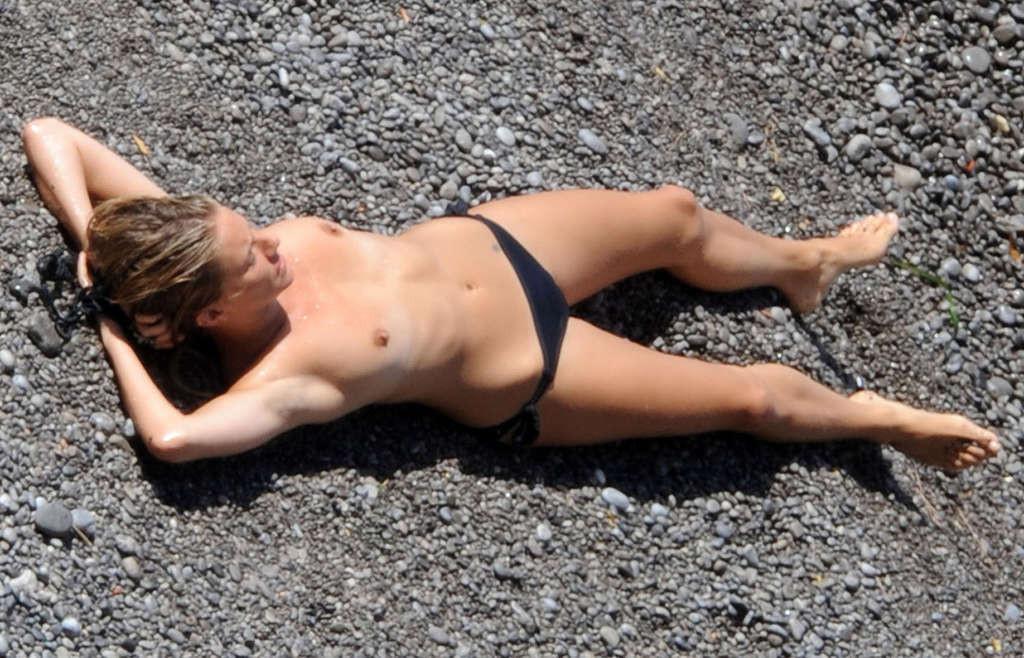 10P Sienna Miller revealing her nice big tits on beach paparazzi shoots and in movie