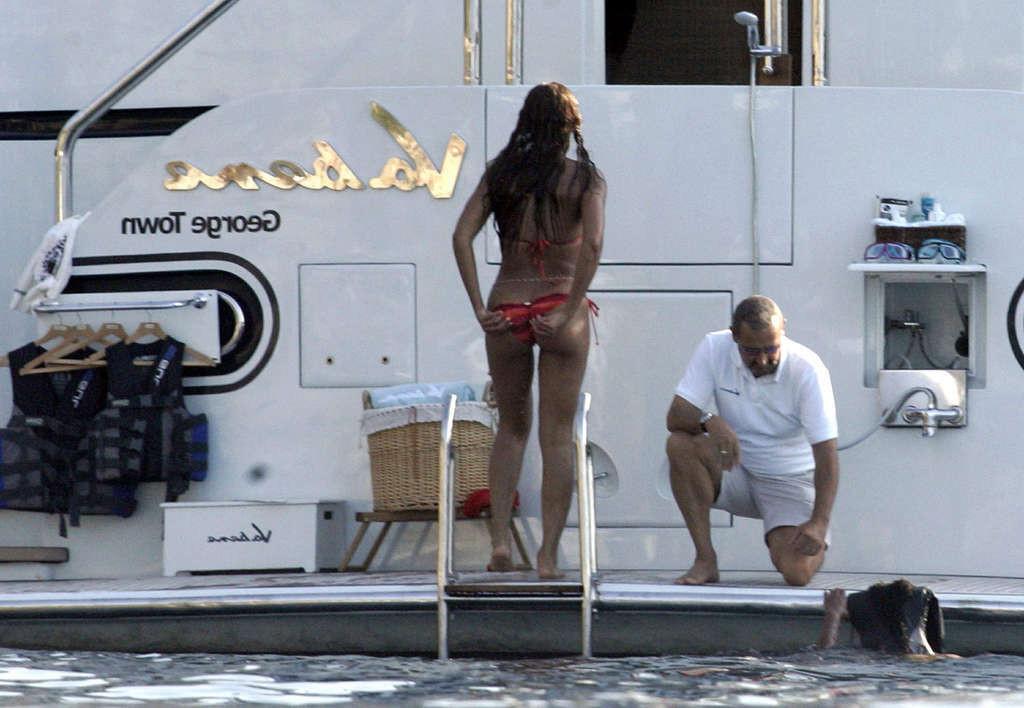 16P Beyonce Knowles showing her sexy ass and hot body in bikini