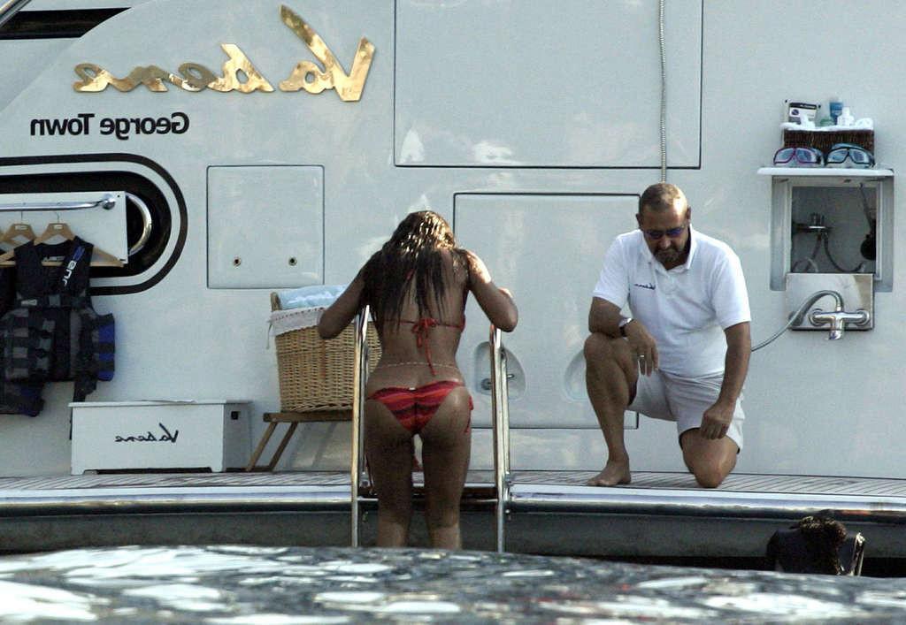 16P Beyonce Knowles showing her sexy ass and hot body in bikini