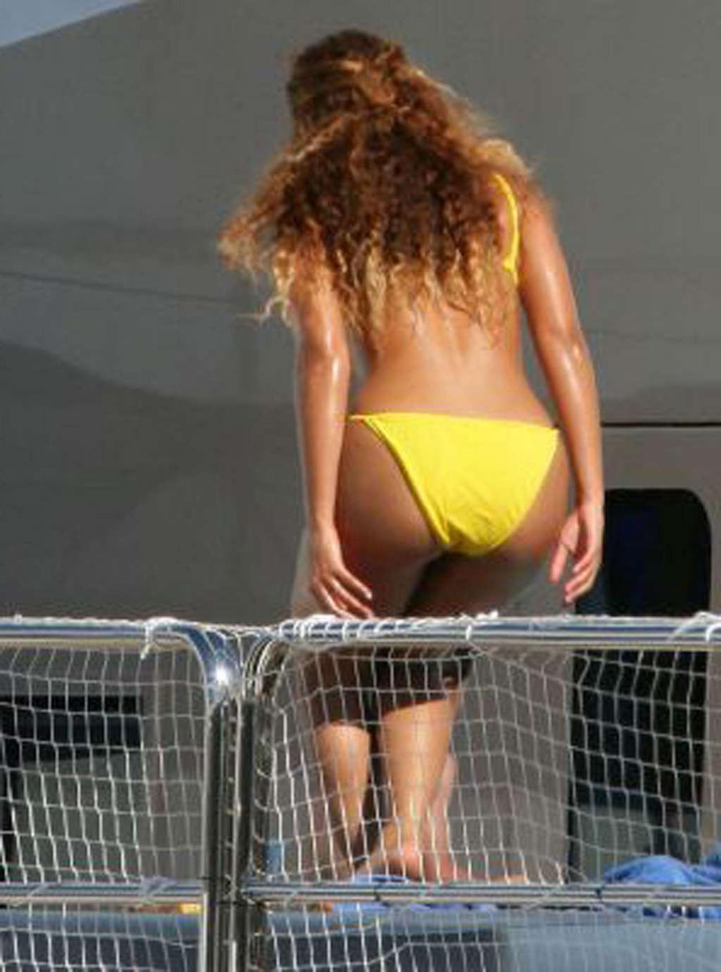 16P Beyonce Knowles showing her sexy ass and hot body in bikini