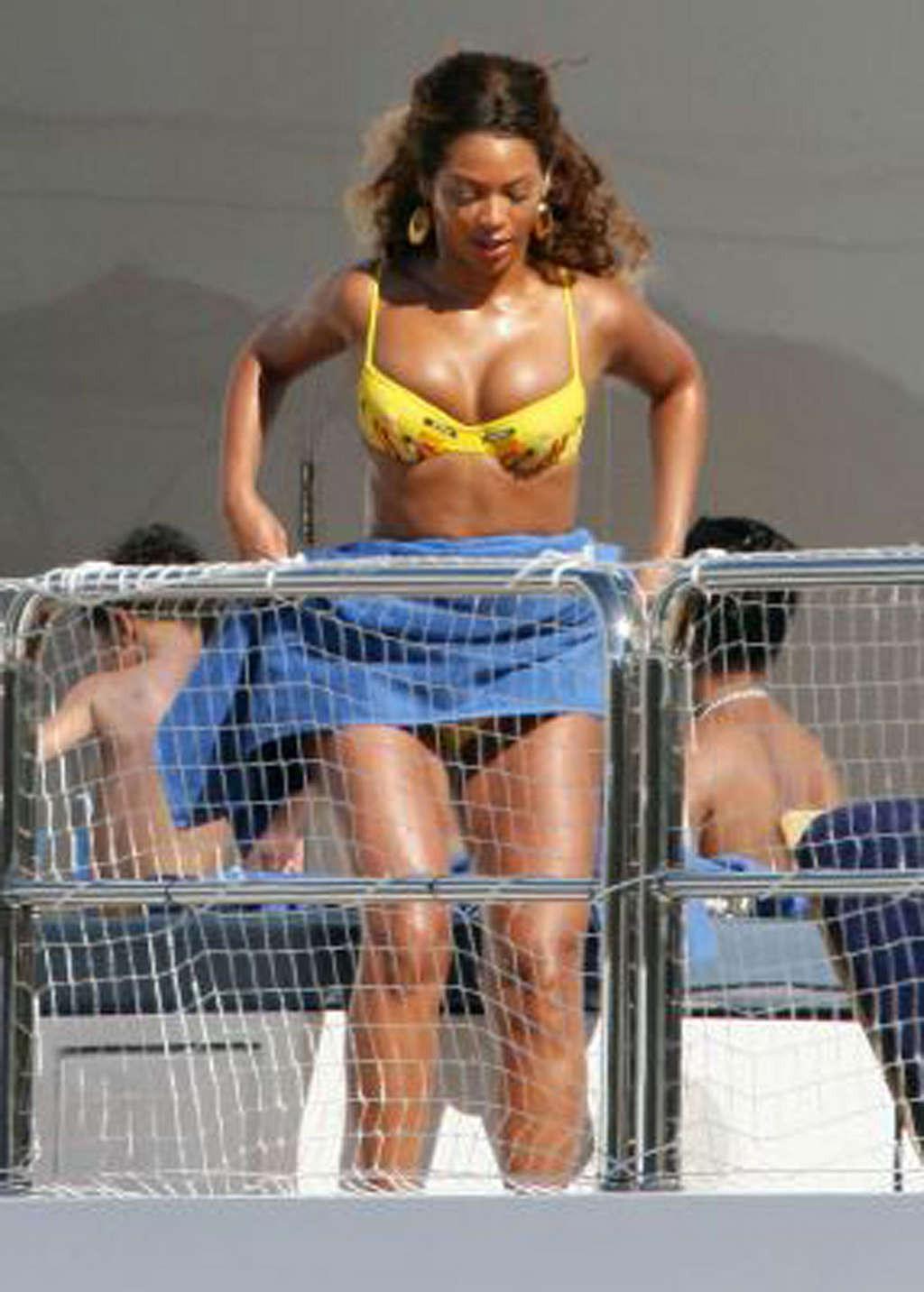 16P Beyonce Knowles showing her sexy ass and hot body in bikini