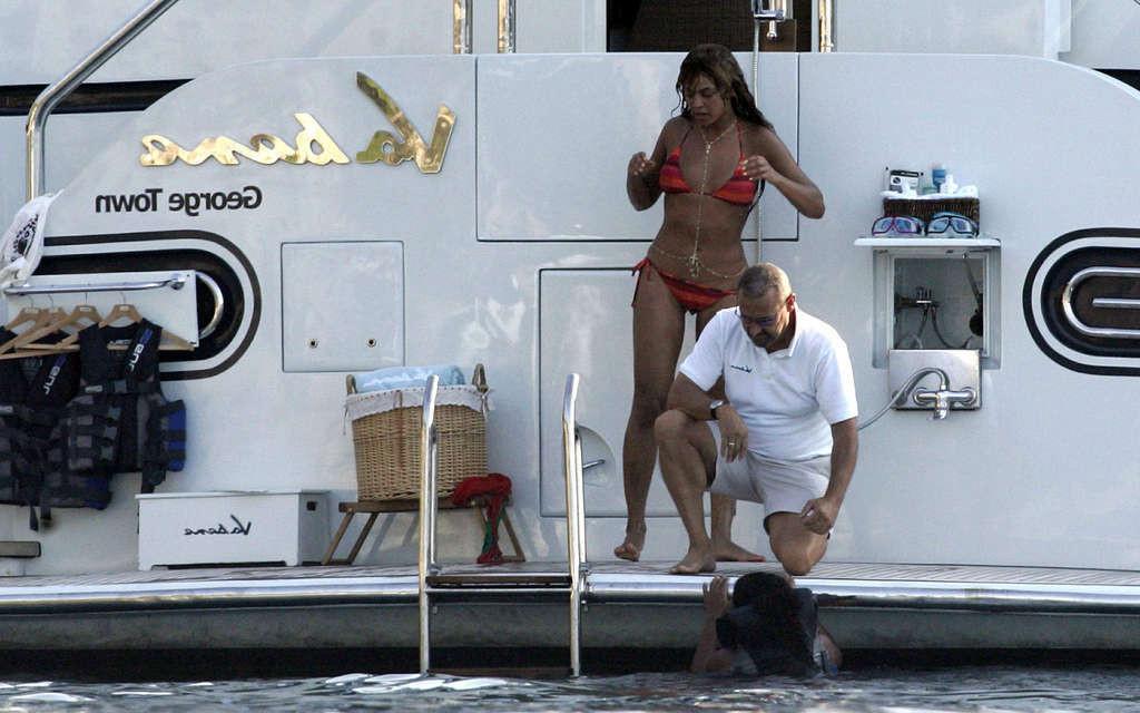 16P Beyonce Knowles showing her sexy ass and hot body in bikini