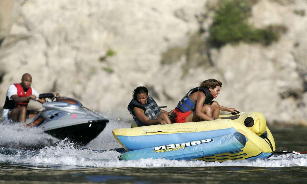 16P Beyonce Knowles showing her sexy ass and hot body in bikini