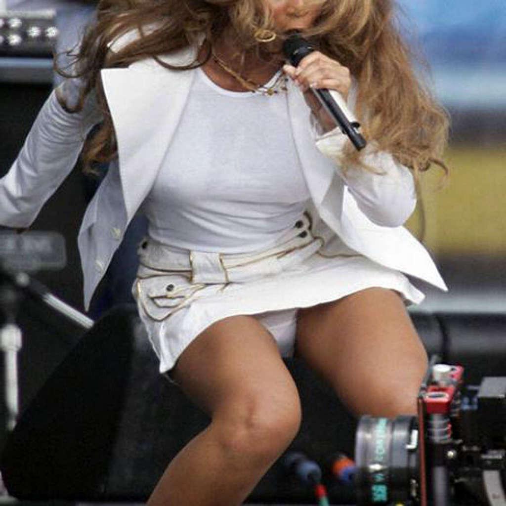 16P Beyonce Knowles showing her sexy ass and hot body in bikini