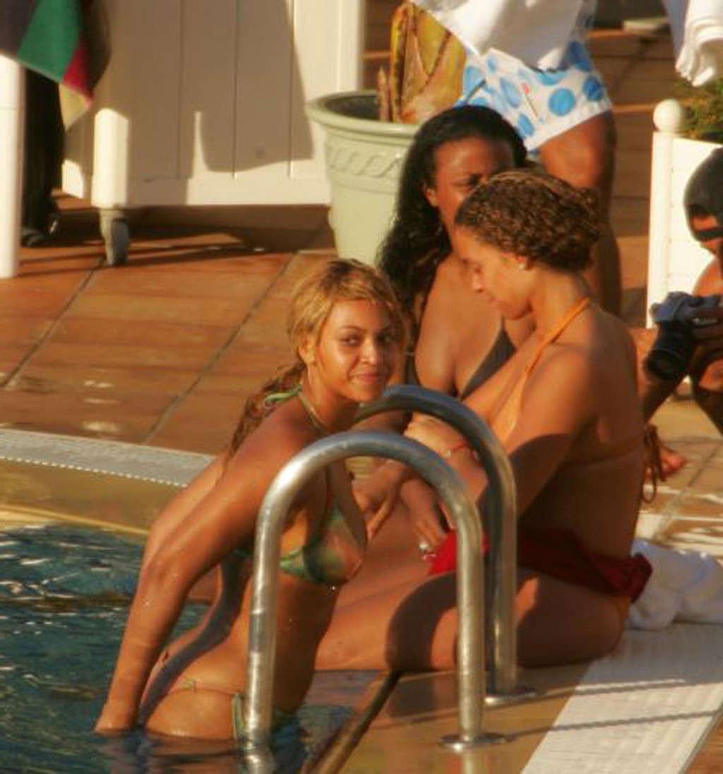 16P Beyonce Knowles showing her sexy ass and hot body in bikini