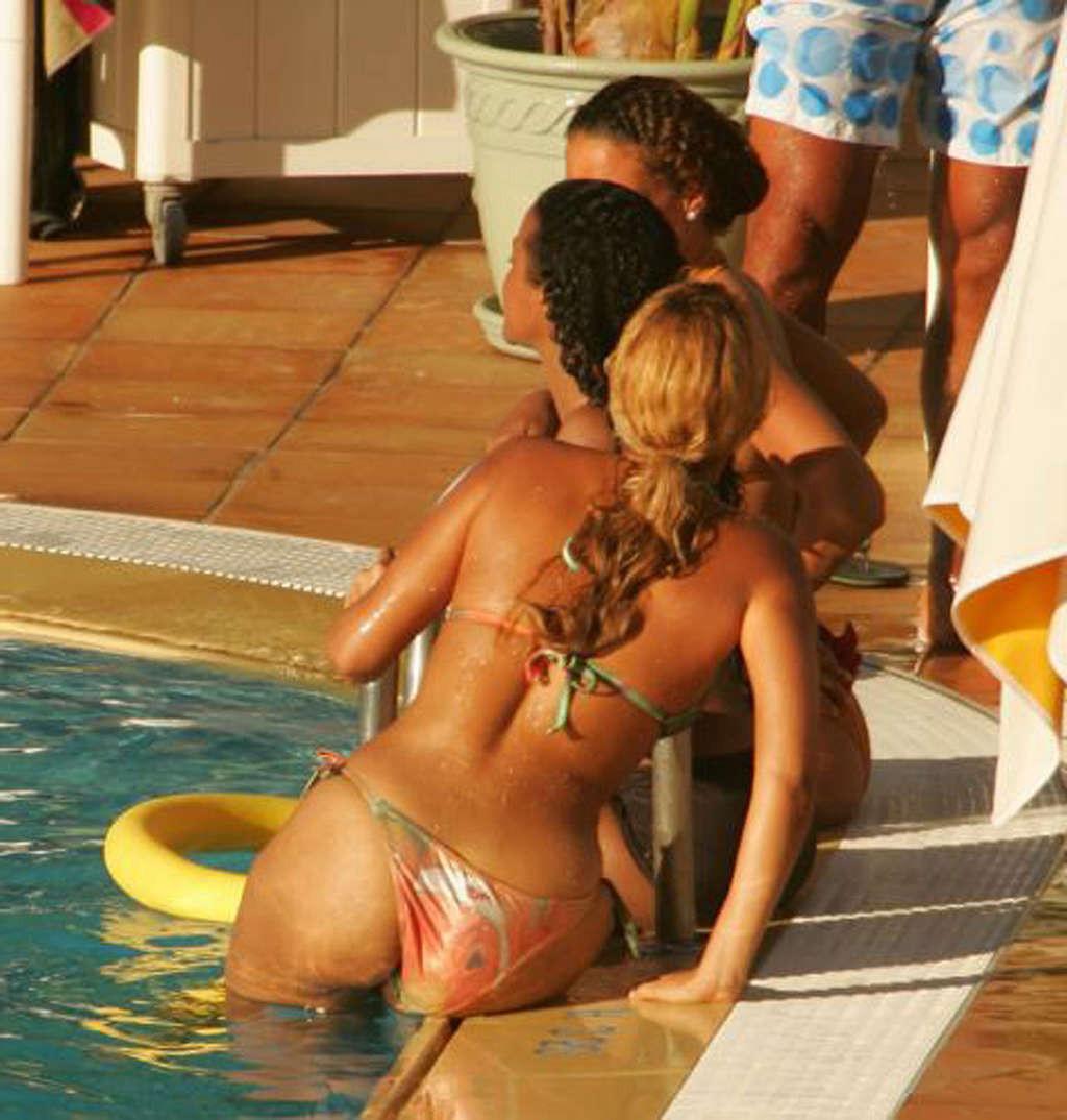 16P Beyonce Knowles showing her sexy ass and hot body in bikini