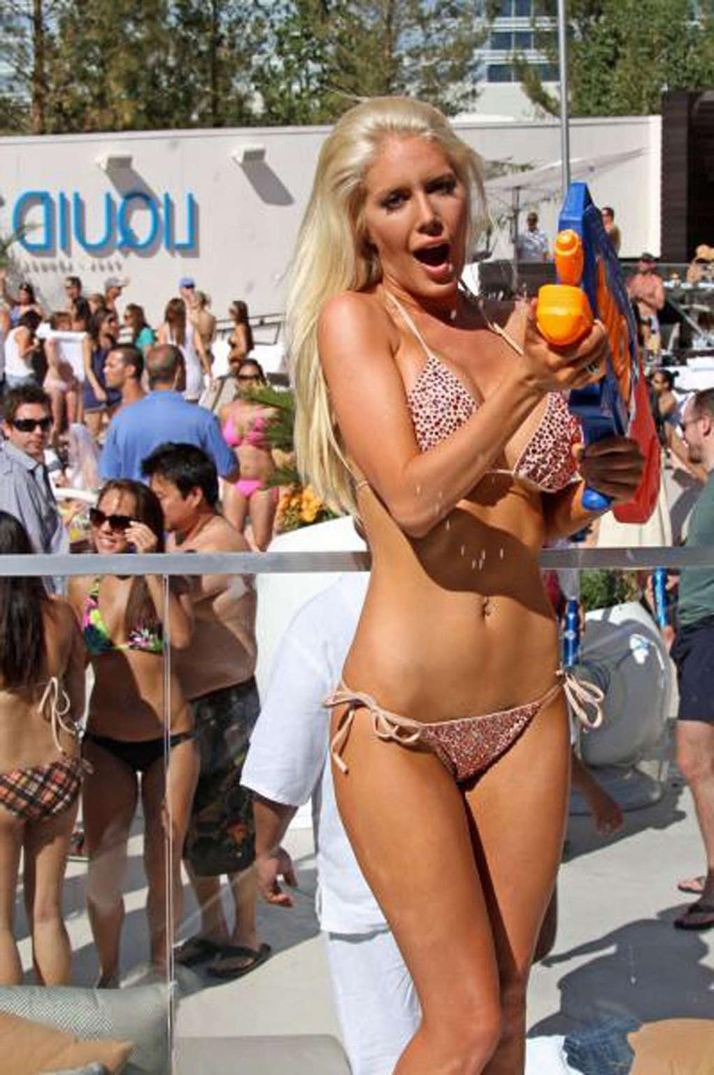 16P Heidi Montag exposing sexy body and huge boobs on pool