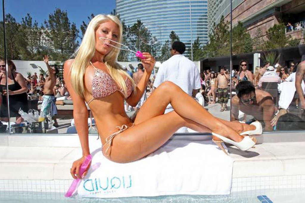 16P Heidi Montag exposing sexy body and huge boobs on pool