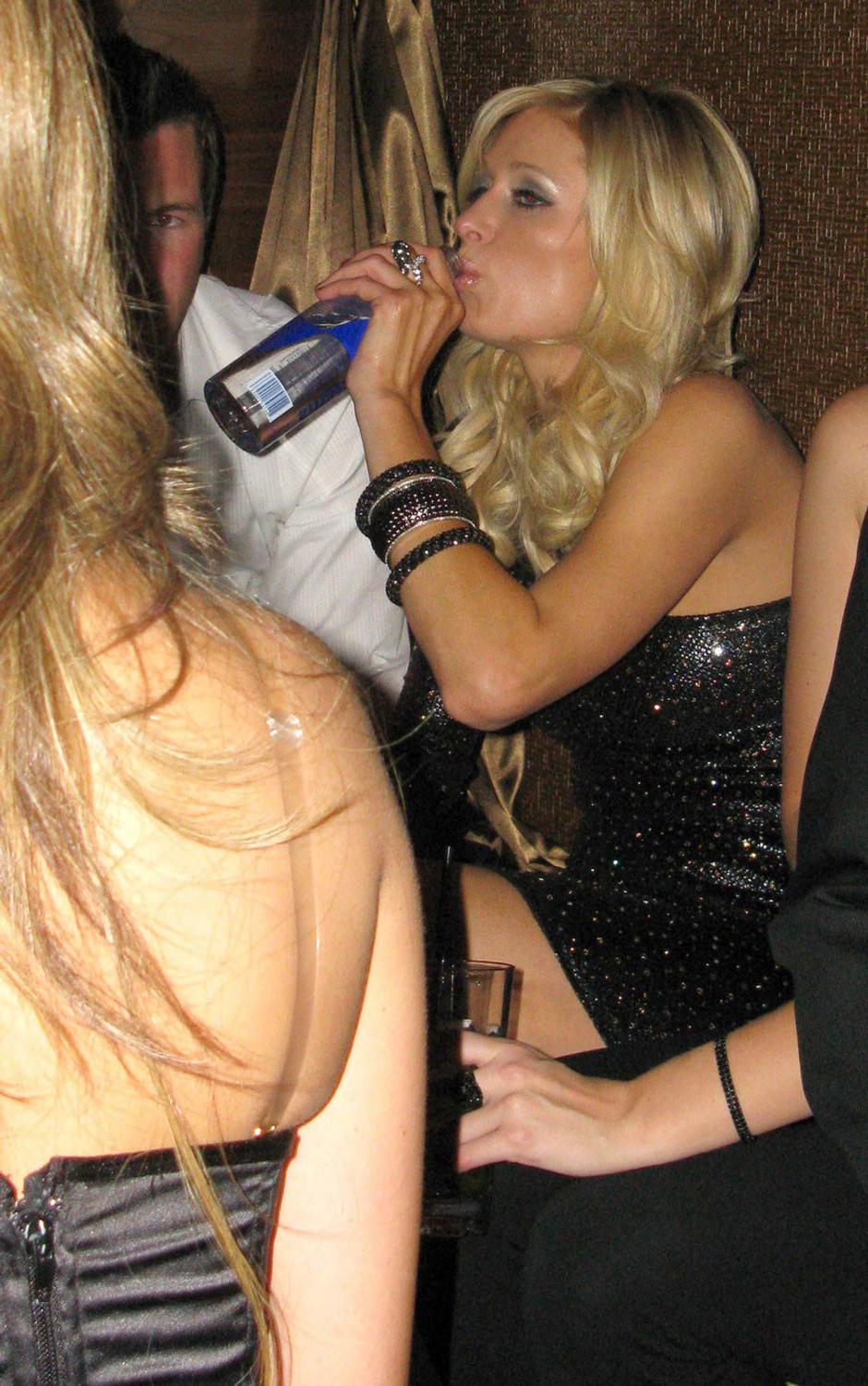 16P Paris Hilton hot partying upskirt pictures