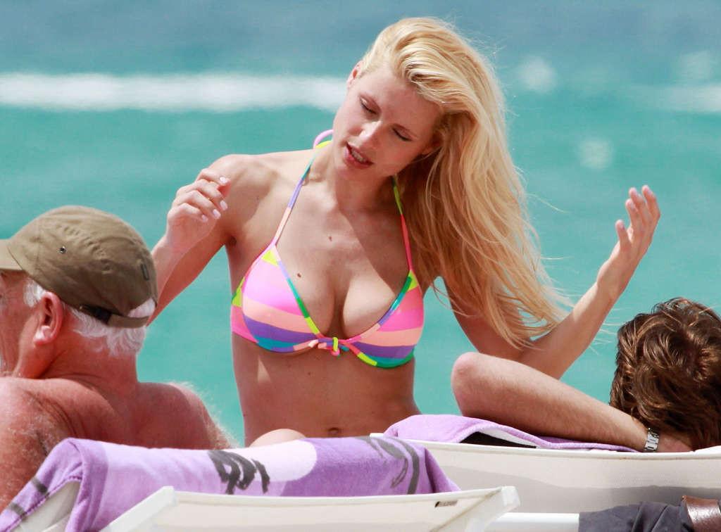 16P Michelle Hunziker showing her nice body in colorfull bikini