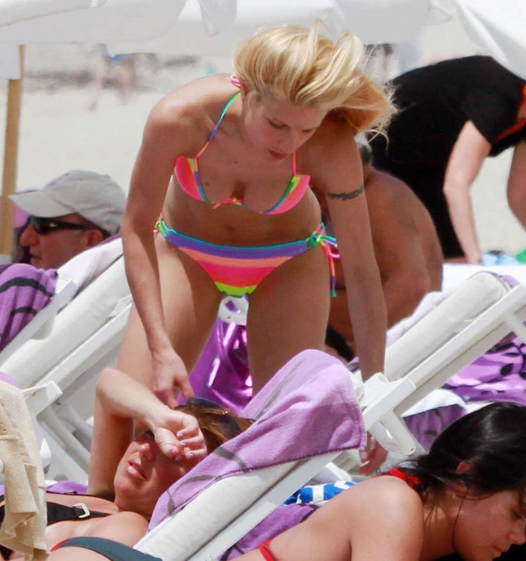 16P Michelle Hunziker showing her nice body in colorfull bikini
