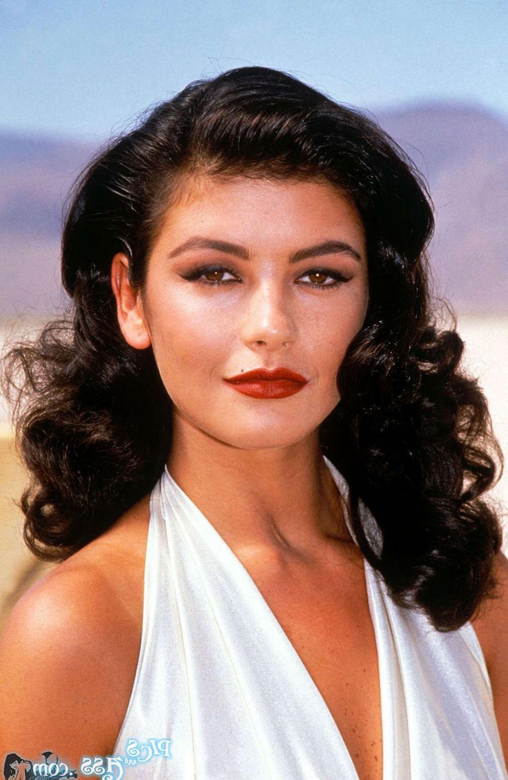 16P Catherine Zeta Jones nude on bed and show big cleavage