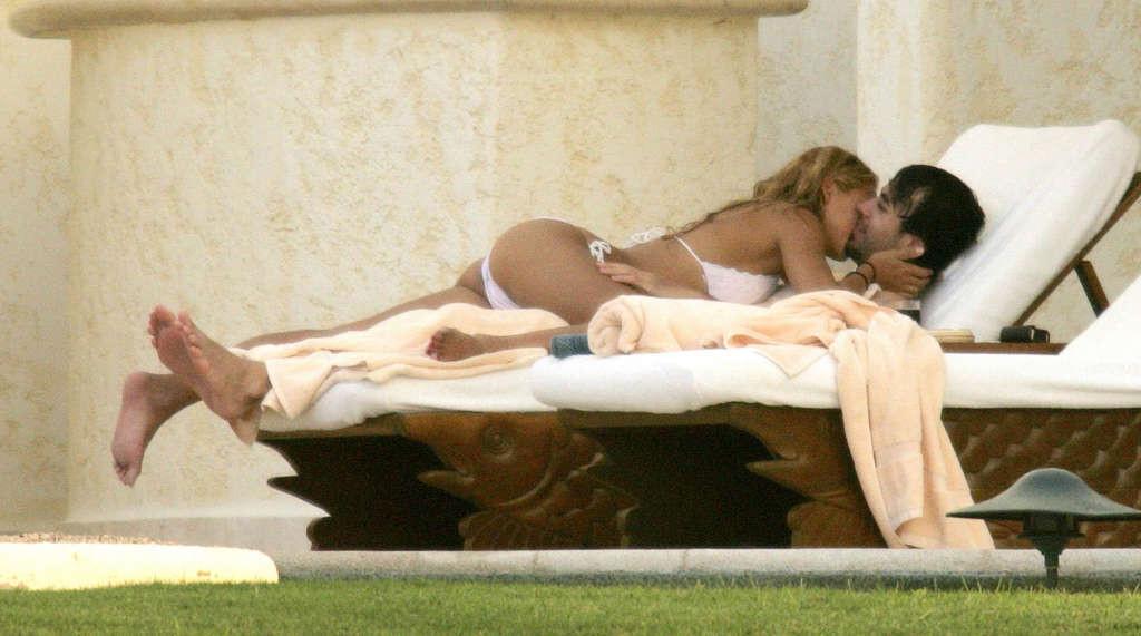 16P Anna Kournikova showing her sexy and hot body in bikini