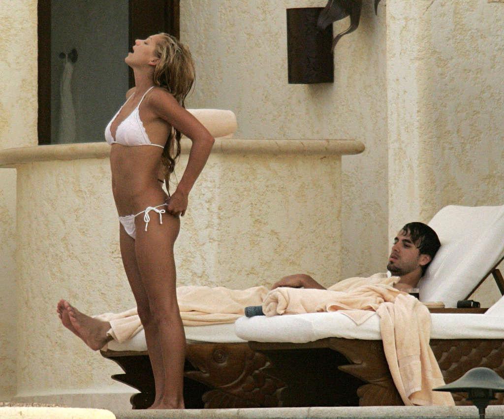 16P Anna Kournikova showing her sexy and hot body in bikini