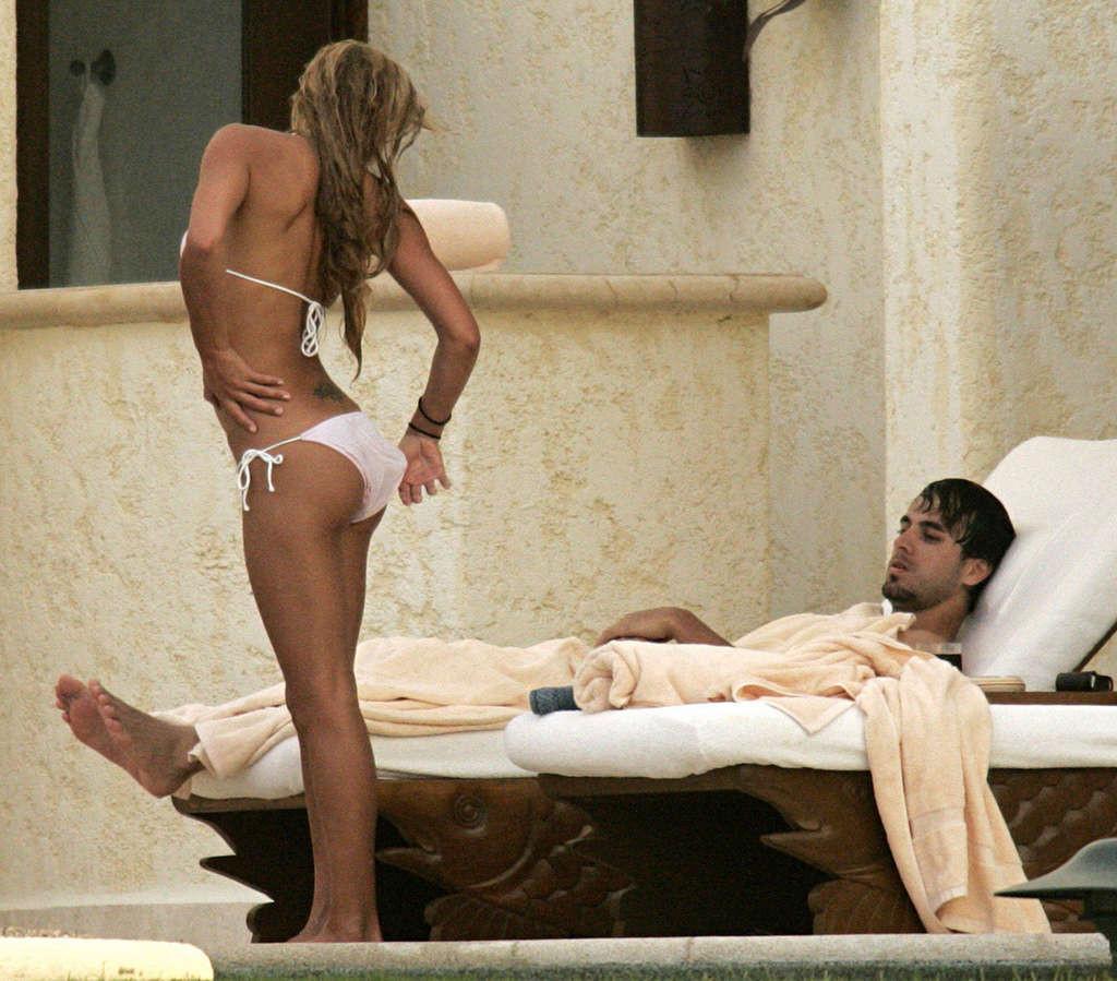 16P Anna Kournikova showing her sexy and hot body in bikini
