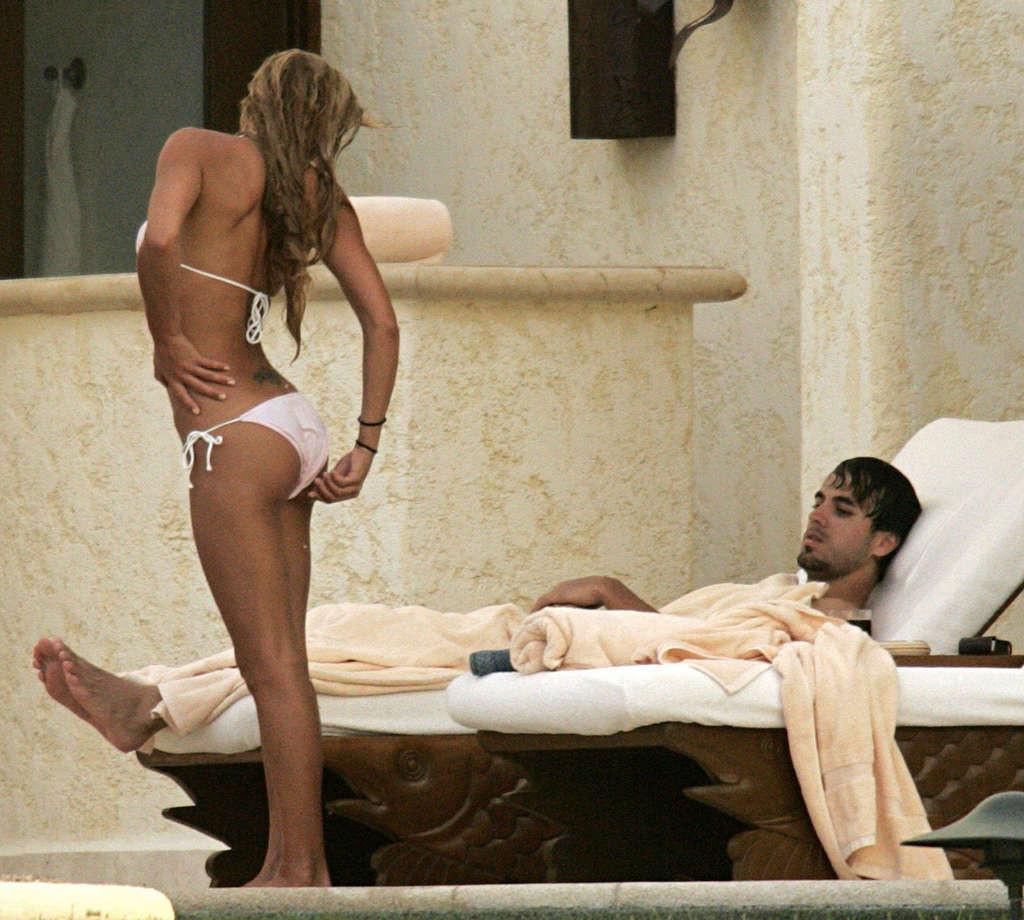 16P Anna Kournikova showing her sexy and hot body in bikini